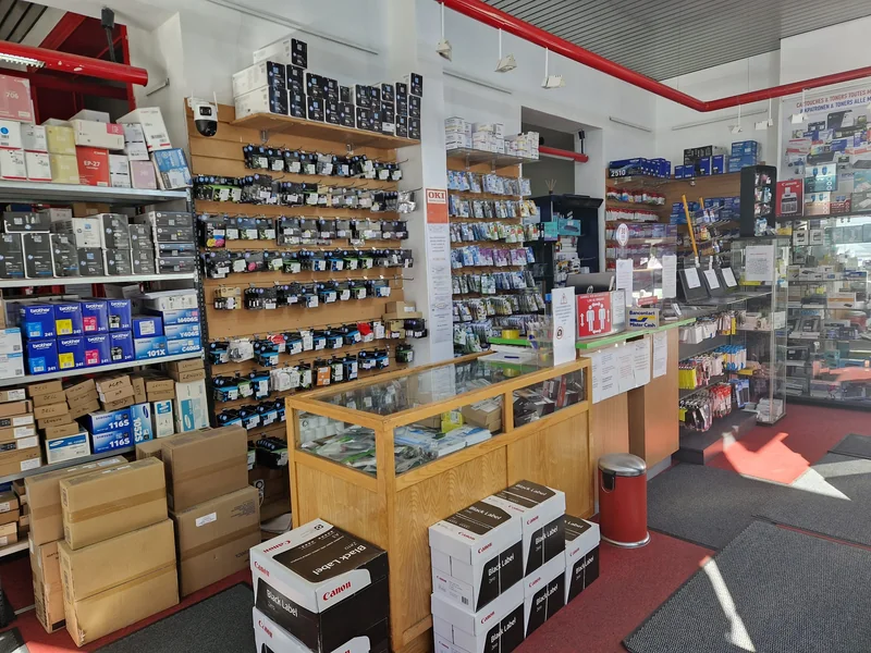 L’intérieur de Digital-Buro : comptoir, rayonnages de cartouches et matériel bureautique